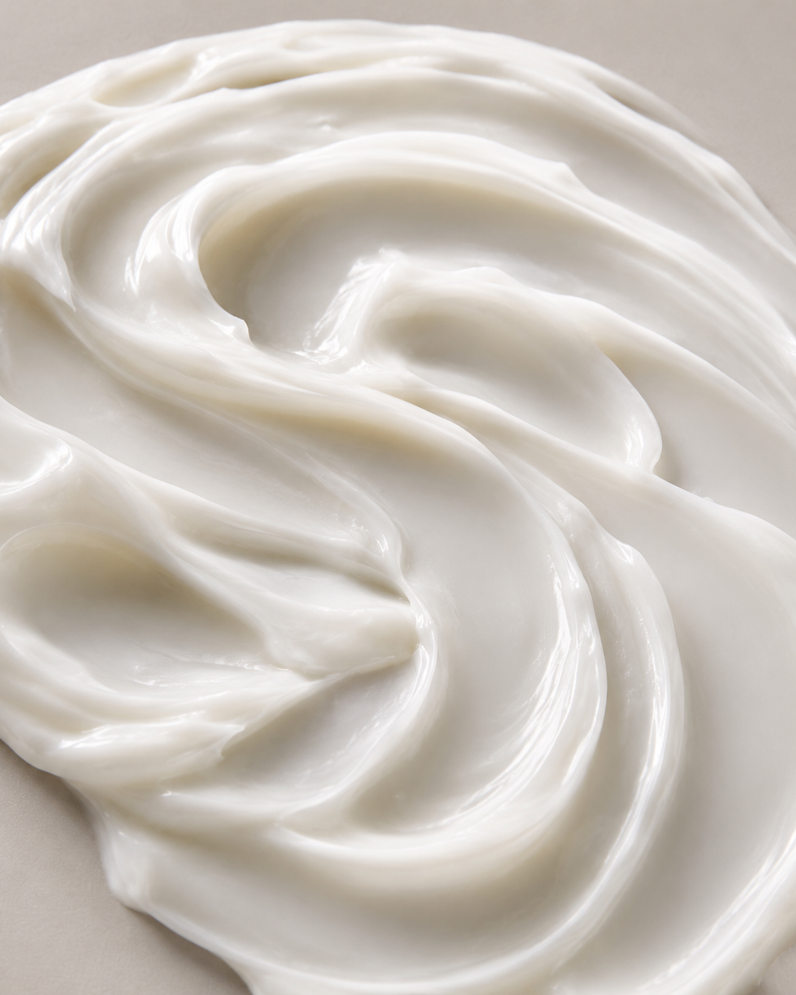 Textura de creme branco sobre superfície clara